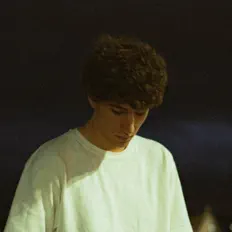 Poslechněte si interpreta ksezell, sledujte hudební videa, přečtěte si životopis, podívejte se na data turné a další informace.