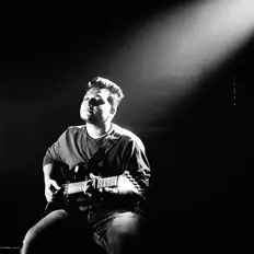 UJ을(를) 듣고, 뮤직 비디오를 보고, 약력을 읽고, 투어 일정 등을 확인하세요!