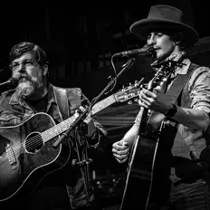 聆聽 Market Junction、觀看音樂影片、閱讀小傳、查看巡演日期等！