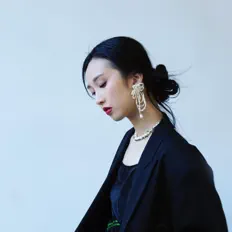 聆聽 Nono 陳童言、觀看音樂影片、閱讀小傳、查看巡演日期等！