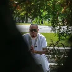 Ouve Litos, vê vídeos de música, lê a biografia, vê as datas da digressão e muito mais!