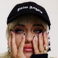 Ascolta undefined, guarda video musicali, leggi la biografia, vedi le date del tour & altro!