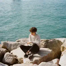 聆聽 Crlsyiu、觀看音樂影片、閱讀小傳、查看巡演日期等！