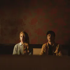 聆聽 Maison Bélier、觀看音樂影片、閱讀小傳、查看巡演日期等！