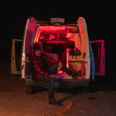 Poslechněte si interpreta Manhy, sledujte hudební videa, přečtěte si životopis, podívejte se na data turné a další informace.