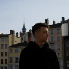 Poslechněte si interpreta Idiri, sledujte hudební videa, přečtěte si životopis, podívejte se na data turné a další informace.