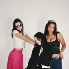 聆聽 Flare、觀看音樂影片、閱讀小傳、查看巡演日期等！