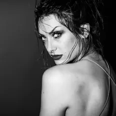 Poslechněte si interpreta Kenzi Whittington, sledujte hudební videa, přečtěte si životopis, podívejte se na data turné a další informace.