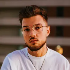 Liam Coleを聴いたり、ミュージックビデオを鑑賞したり、経歴やツアー日程などを確認したりしましょう！