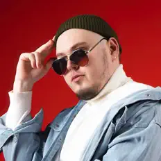 Poslechněte si interpreta Jony Safa, sledujte hudební videa, přečtěte si životopis, podívejte se na data turné a další informace.