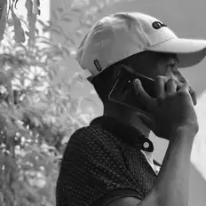 Plugを聴いたり、ミュージックビデオを鑑賞したり、経歴やツアー日程などを確認したりしましょう！