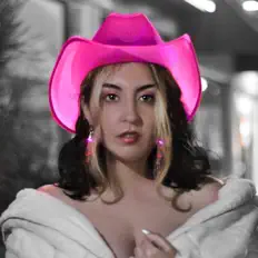 Ouve Lucie B, vê vídeos de música, lê a biografia, vê as datas da digressão e muito mais!