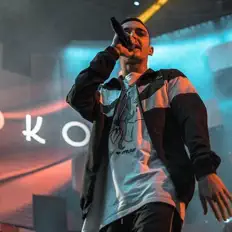 聆聽 DobleM、觀看音樂影片、閱讀小傳、查看巡演日期等！