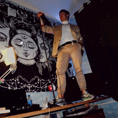 В кроссах на столе - Single