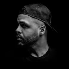Hör dir Amirali Sniff an, schau dir Musikvideos an, lies die Biografie, finde Tourdaten und mehr!