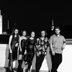 Hör dir Violet Fire an, schau dir Musikvideos an, lies die Biografie, finde Tourdaten und mehr!