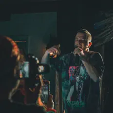 聆聽 DPD3、觀看音樂影片、閱讀小傳、查看巡演日期等！