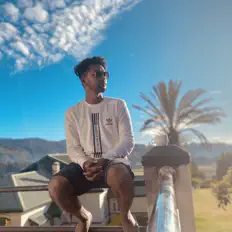 Dengarkan Max Studio, tonton video musik, baca bio, lihat tanggal tur & lainnya!