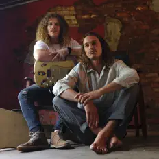 收听 The Stinging Rogers、观看音乐视频、阅读小传、查看巡演日期等 ！