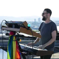 Ascolta Iron Mayhem, guarda video musicali, leggi la biografia, vedi le date del tour & altro!