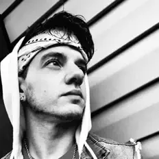 GrimmReefa सुनें, म्यूज़िक वीडियो देखें, बायो पढ़ें, दौरे की तारीखें और बहुत कुछ देखें!