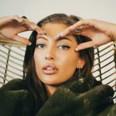 Poslechněte si interpreta Sofia Karlberg, sledujte hudební videa, přečtěte si životopis, podívejte se na data turné a další informace.
