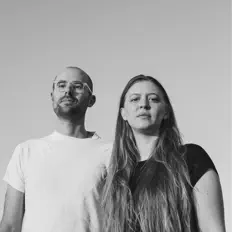 Hör dir Ash & Eric an, schau dir Musikvideos an, lies die Biografie, finde Tourdaten und mehr!