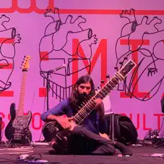 Tarun Dhamiを聴いたり、ミュージックビデオを鑑賞したり、経歴やツアー日程などを確認したりしましょう！