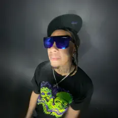 Ouve Xoga, vê vídeos de música, lê a biografia, vê as datas da digressão e muito mais!