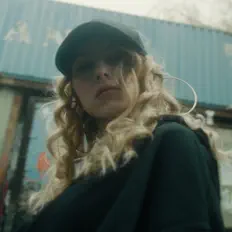Hör dir MADLEN an, schau dir Musikvideos an, lies die Biografie, finde Tourdaten und mehr!