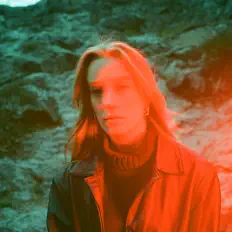 Saga Backを聴いたり、ミュージックビデオを鑑賞したり、経歴やツアー日程などを確認したりしましょう！