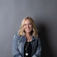 Della Harrisを聴いたり、ミュージックビデオを鑑賞したり、経歴やツアー日程などを確認したりしましょう！