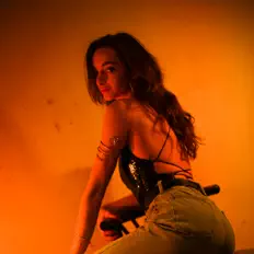 Escucha a Emma Pinçon, mira videos musicales, lee su biografía, consulta las fechas de las gira y más.