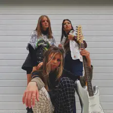 Luister naar Мой Папа Пианист, bekijk muziekvideo's, lees de bio, bekijk de tourdata, en meer!