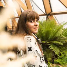Ouve Georgi, vê vídeos de música, lê a biografia, vê as datas da digressão e muito mais!