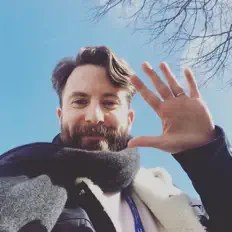 Tom Williamsを聴いたり、ミュージックビデオを鑑賞したり、経歴やツアー日程などを確認したりしましょう！