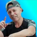 Ma uit la pozele de mult