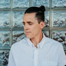 Hör dir LLessur of 2 an, schau dir Musikvideos an, lies die Biografie, finde Tourdaten und mehr!