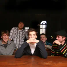 收听 The Fast Track、观看音乐视频、阅读小传、查看巡演日期等 ！