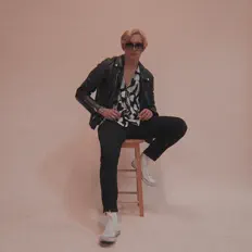 聆聽 Urbanparcs、觀看音樂影片、閱讀小傳、查看巡演日期等！