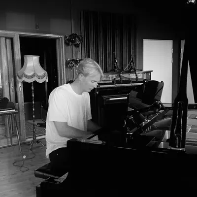 Listen to Vetle Lyckander, watch music videos, read bio, see tour dates & more!
