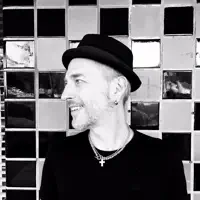 Ascolta undefined, guarda video musicali, leggi la biografia, vedi le date del tour & altro!