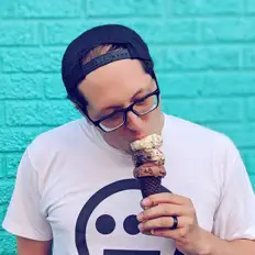 Poslechněte si interpreta Surebert, sledujte hudební videa, přečtěte si životopis, podívejte se na data turné a další informace.