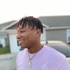 聆聽 SLEEPO、觀看音樂影片、閱讀小傳、查看巡演日期等！