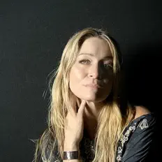 聆聽 Regan、觀看音樂影片、閱讀小傳、查看巡演日期等！