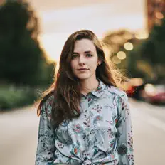Poslechněte si interpreta Lindsay Foote, sledujte hudební videa, přečtěte si životopis, podívejte se na data turné a další informace.