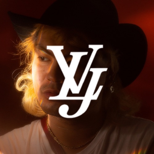 L V J