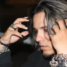 收听 Chronos、观看音乐视频、阅读小传、查看巡演日期等 ！