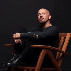 Écoutez Alex Tataryan, regardez des vidéoclips, lisez la biographie, consultez les dates de tournée et plus encore !