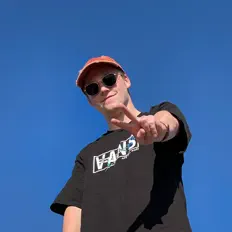 收听 thINK、观看音乐视频、阅读小传、查看巡演日期等 ！